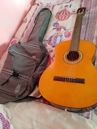 Guitarra acústica con funda solo trato en persona