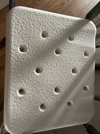 Silla de ducha ajustable en altura.