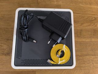 Router HGU Askey con cables y adaptador