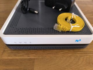 Router HGU Askey con cables y adaptador