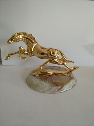 Figura Caballo Dorado sobre Base de Mármol