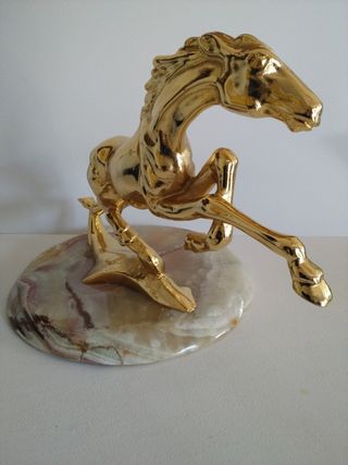 Figura Caballo Dorado sobre Base de Mármol