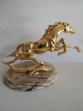 Figura Caballo Dorado sobre Base de Mármol