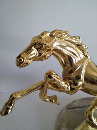 Figura Caballo Dorado sobre Base de Mármol