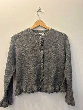 Chaqueta de punto Zara gris con volantes