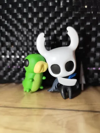 Figura Hollow Knight con gusano