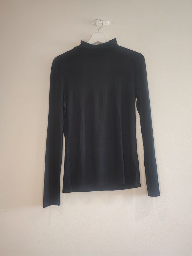 Camiseta negra de cuello alto – Talla S, buen esta