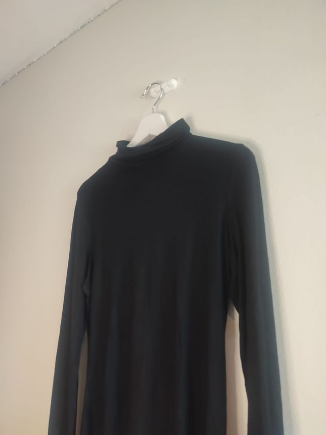 Camiseta negra de cuello alto – Talla S, buen esta
