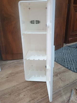 Mueble Ikea de plástico blanco para medicinas