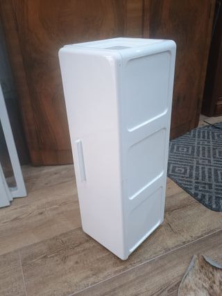 Mueble Ikea de plástico blanco para medicinas