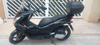 Moto Scooter Negra Honda PCX 125