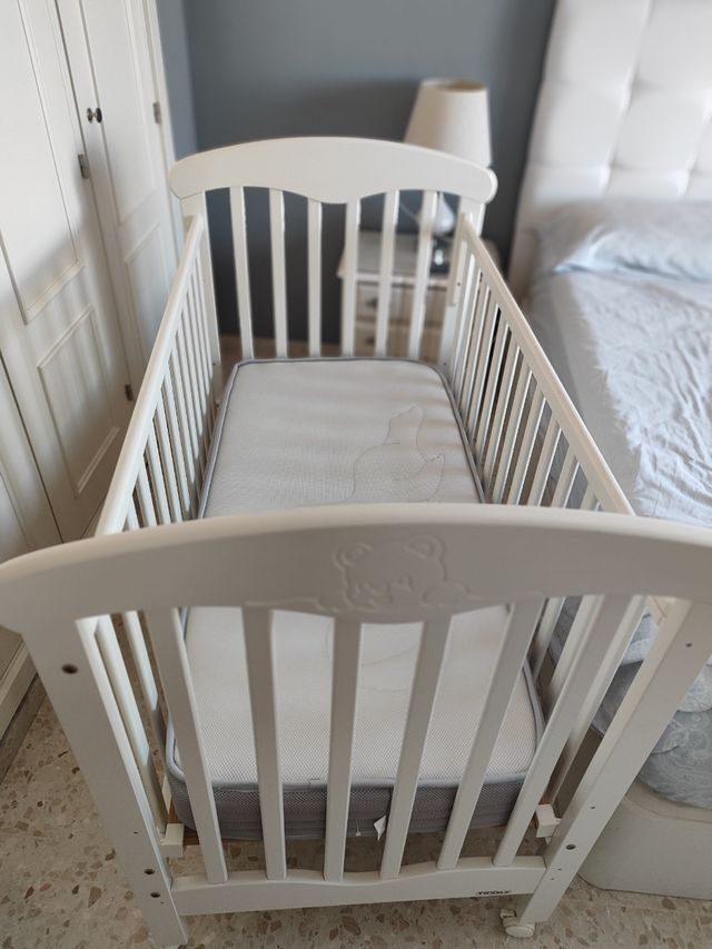 Cuna de madera blanca