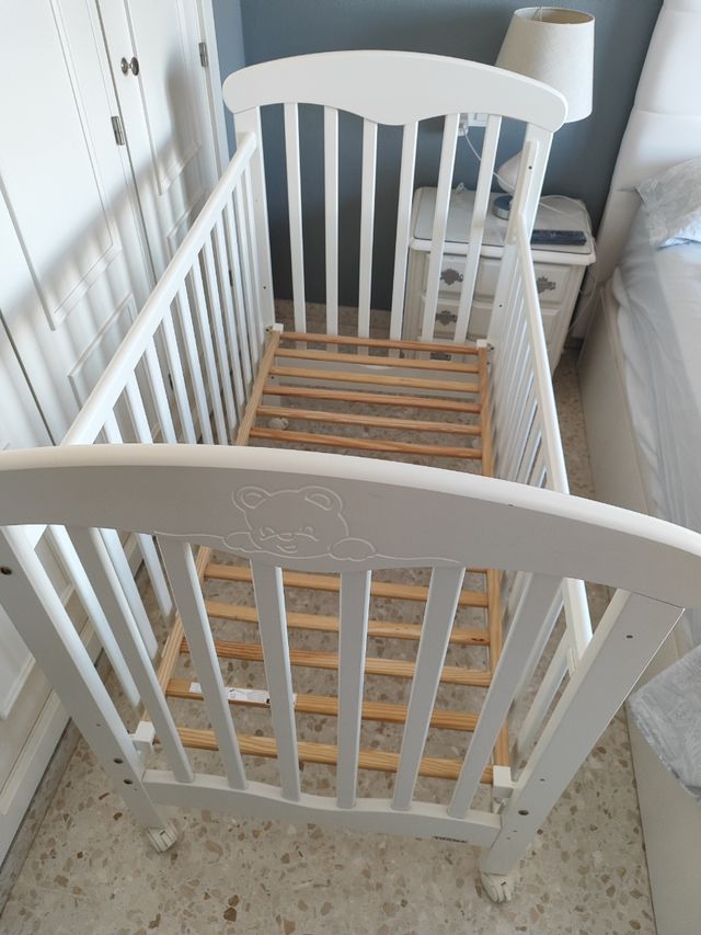 Cuna de madera blanca