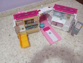 Ambulancia, caravana, coche y casa Barbie 