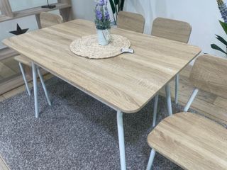 Comedor minimalista de madera y metal