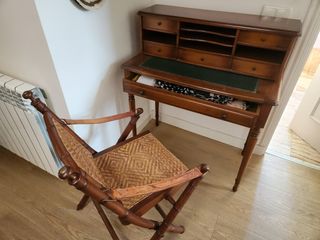 Escritorio antiguo con silla de madera con 6 cajon