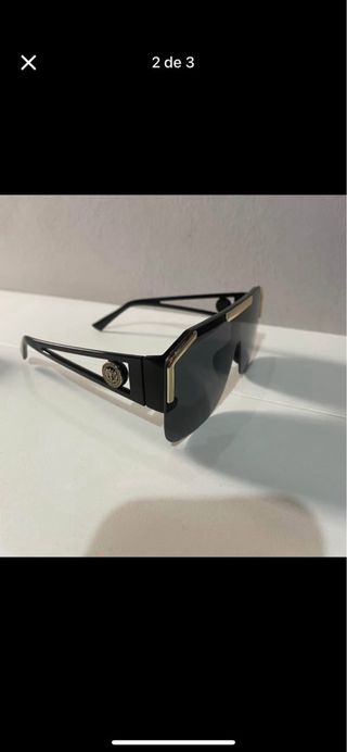 Gafas de sol negras y doradas