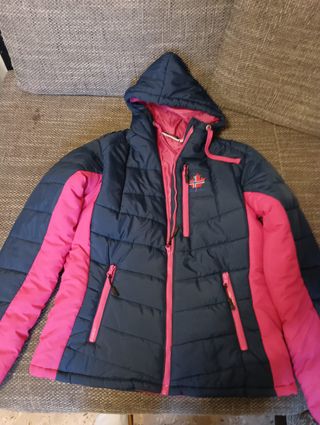 Chaqueta azul y rosa con capucha