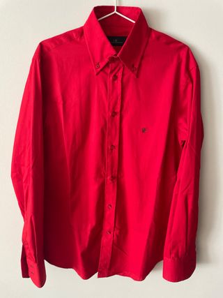 Camisa roja de Carolina Herrera