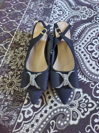 Zapatos de tacón negros con pedrería