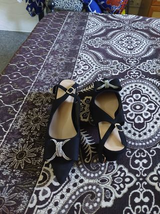 Zapatos de tacón negros con pedrería