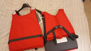 Chaleco salvavidas rojo y gris