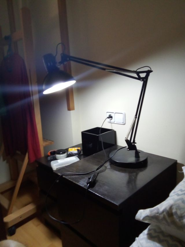 Lámpara de escritorio negra