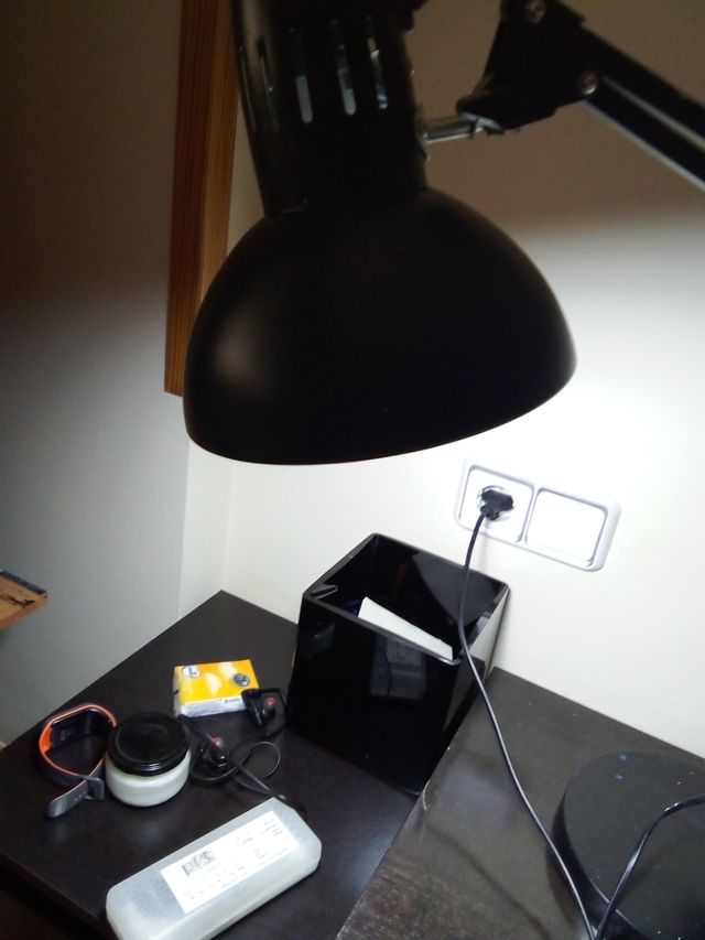 Lámpara de escritorio negra