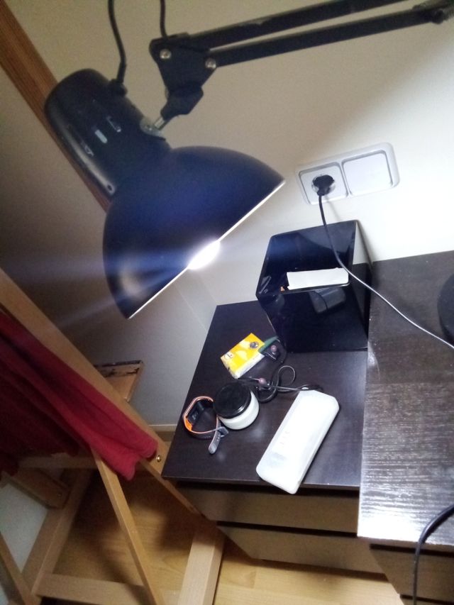 Lámpara de escritorio negra