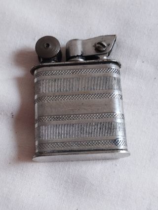 Encendedor antiguo de metal