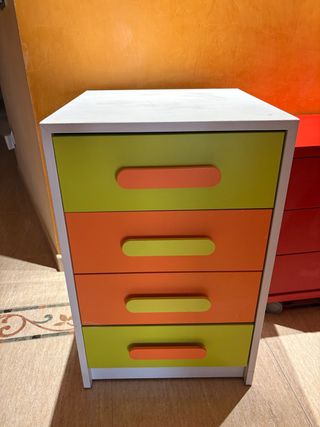 Comodino per bambini con 4 cassetti