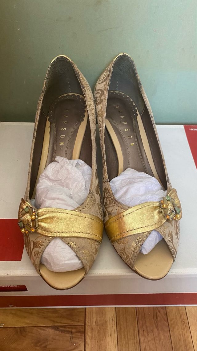 Sandalias Peep Toe Talla 38 Beige y Dorado