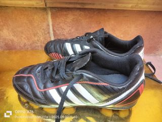 Botas de fútbol Adidas negras y blancas