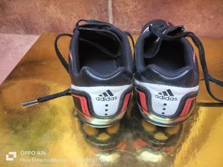 Botas de fútbol Adidas negras y blancas
