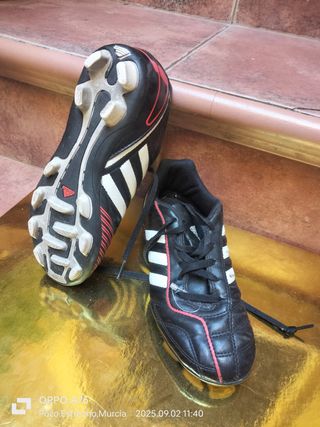 Botas de fútbol Adidas negras y blancas