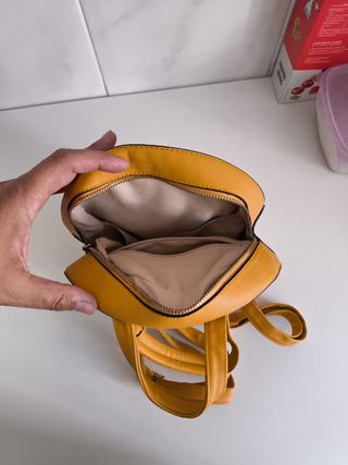 Mochila de piel amarilla