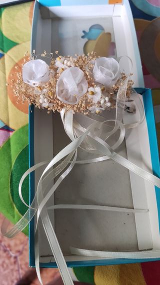 Tocado de flores secas y cintas