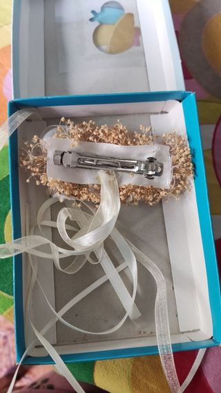 Tocado de flores secas y cintas