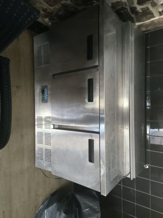 Nevera bajo mesada Polar 3 puertas