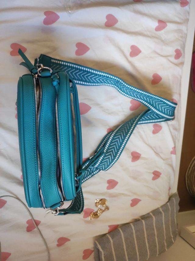 Bolso bandolera azul con correa