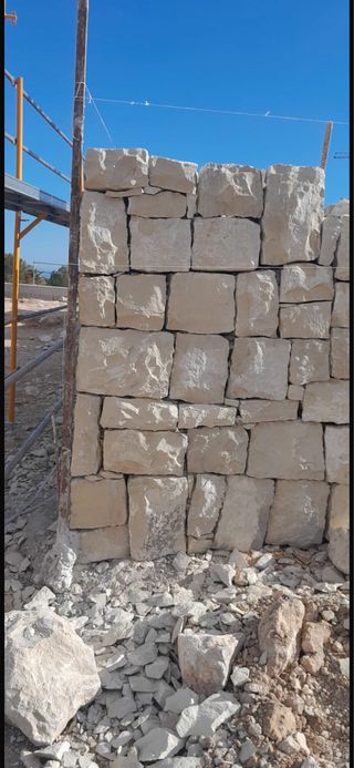 Muro de piedra natural