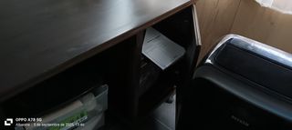 Mesa de escritorio de madera oscura