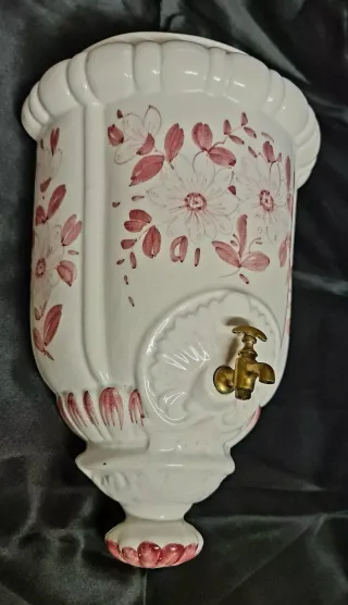 Acquasantiera in porcellana con decori floreali