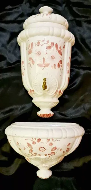 Acquasantiera in porcellana con decori floreali