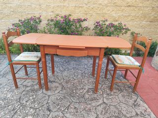 Mesa de madera extensible con 2 sillas
