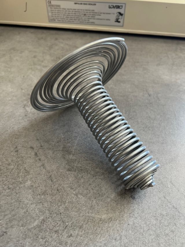 Muelle dispensador para aves