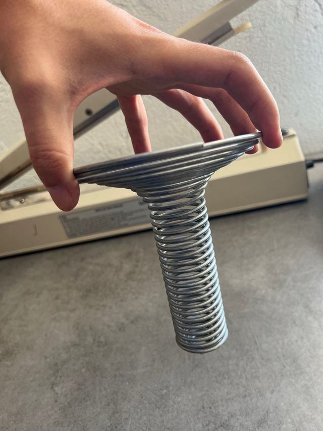 Muelle dispensador para aves