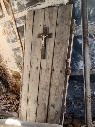 Puerta antigua de madera con cruz