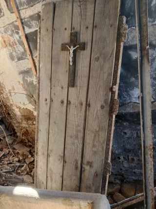 Puerta antigua de madera con cruz