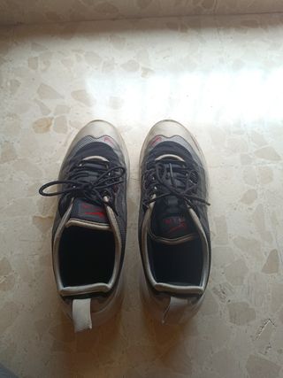 Zapatillas Nike grises y blancas